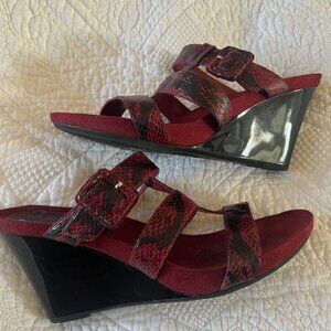 Bandolino red & black snakeskin wedge sandals, sz 9M, NWOT